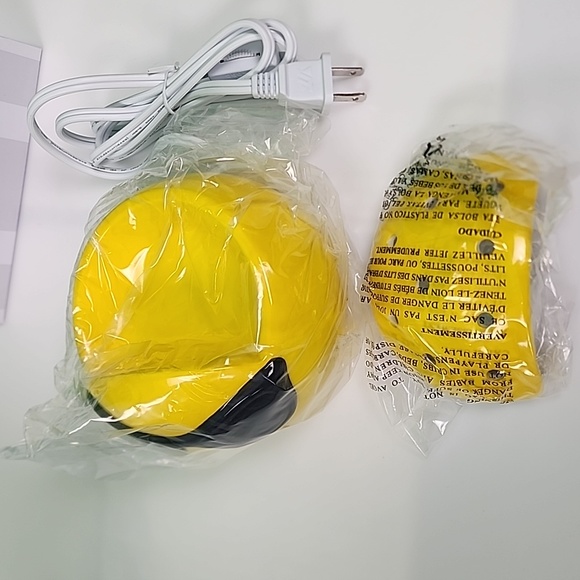 NIB. Scentsy, Cool Emoji Scentsy Warmer. (Discontinued) - Picture 2 of 9